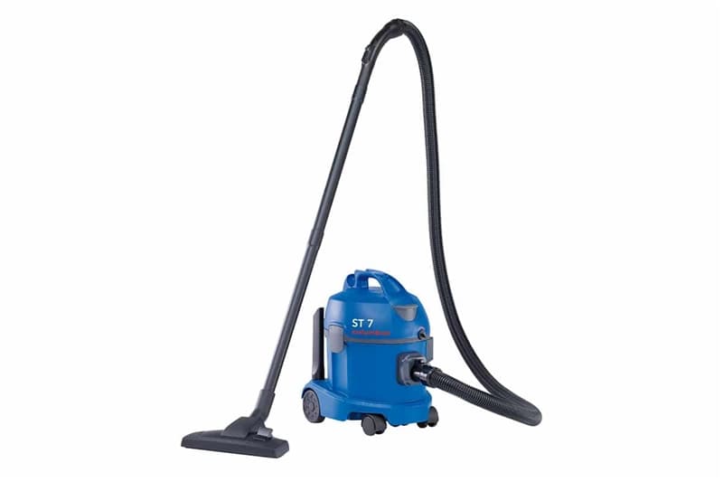 Aspirador Columbus polvo ST7 compacto, cuerpo metálico y ruedas