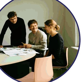 Equipo de Quiser trabajando en la oficina